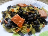 рецепт Фетучинне неру с копченым лососем и красной икрой рецепт Фетучинне неру с копченым лососем и красной икрой