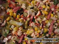 рецепт Салат с крабовыми палочками и колбасой рецепт Салат с крабовыми палочками и колбасой